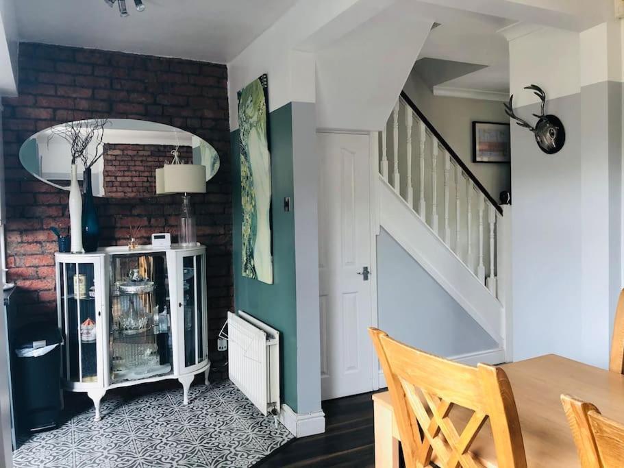 Cosy Two Bed Terraced House 7Min Drive From City Belfast Exterior photo