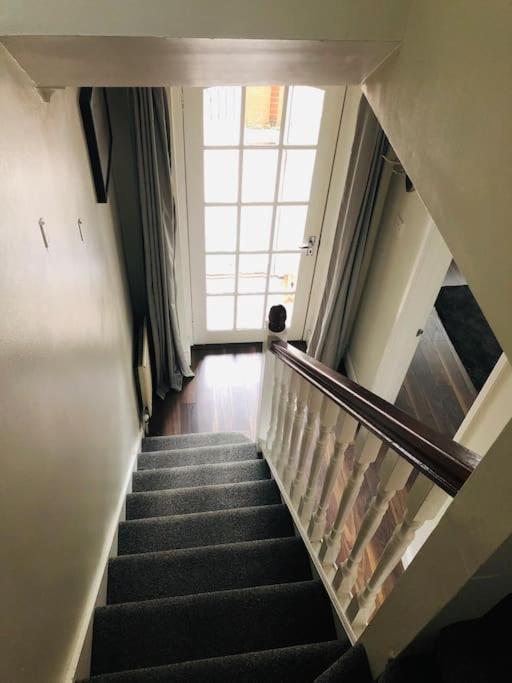 Cosy Two Bed Terraced House 7Min Drive From City Belfast Exterior photo