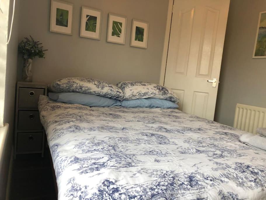 Cosy Two Bed Terraced House 7Min Drive From City Belfast Exterior photo