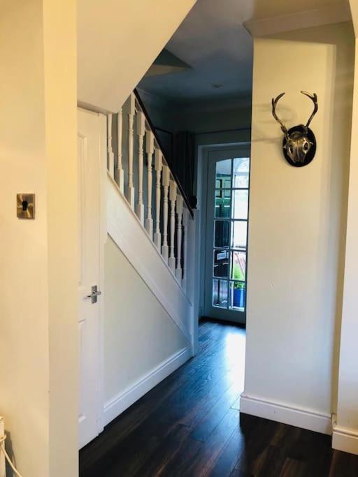 Cosy Two Bed Terraced House 7Min Drive From City Belfast Exterior photo