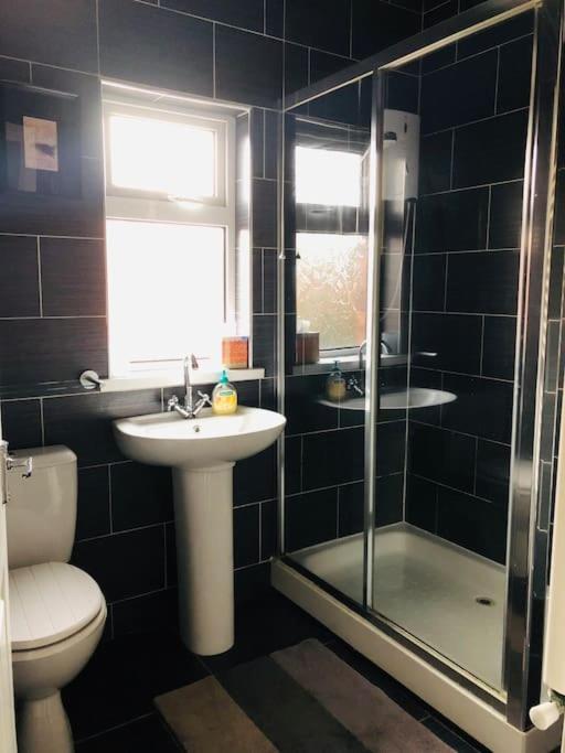 Cosy Two Bed Terraced House 7Min Drive From City Belfast Exterior photo