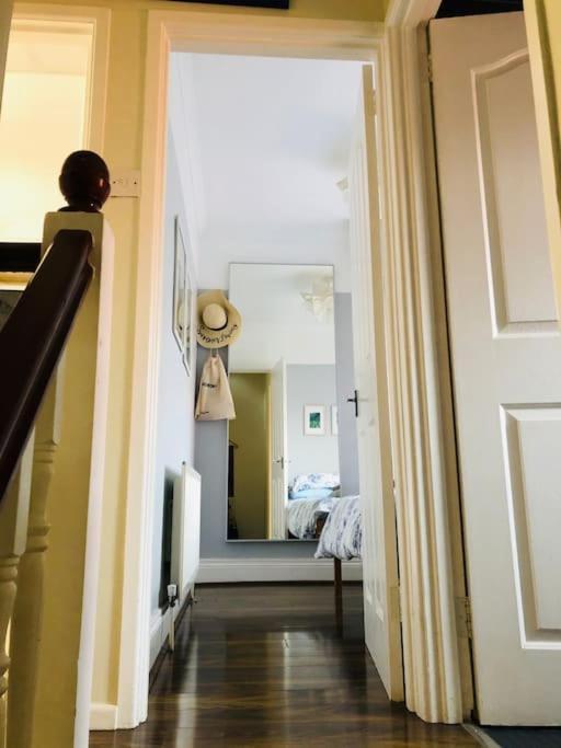 Cosy Two Bed Terraced House 7Min Drive From City Belfast Exterior photo