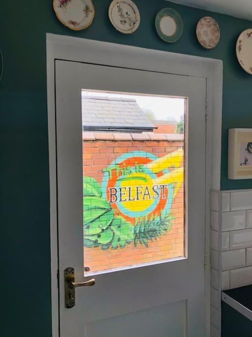 Cosy Two Bed Terraced House 7Min Drive From City Belfast Exterior photo